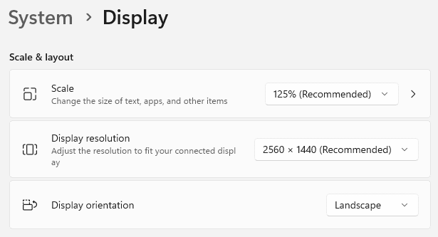Screenshots of the display settings in Windows 11